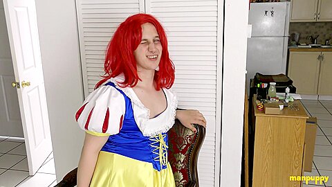 Kinky Elis Ataxxx wears a princess dress and shows his ass