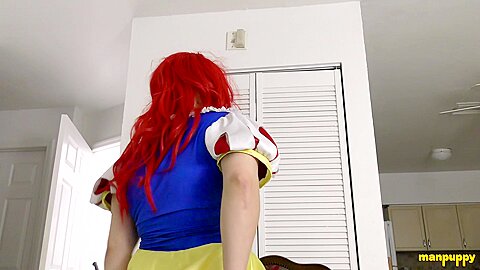 Kinky Elis Ataxxx wears a princess dress and shows his ass