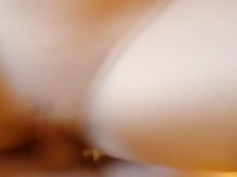 Kurvige blondine im wohnzimmer genagelt