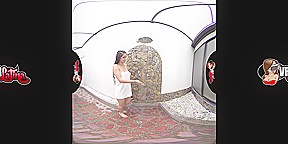 Luisa! in 3 Striptease - VRLatina