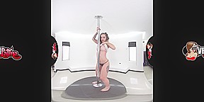 Luisa! in 3 Striptease - VRLatina