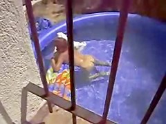 MILF nue dans la piscine