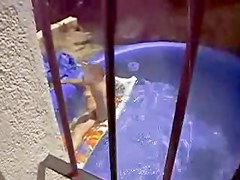 MILF nue dans la piscine
