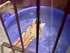 MILF nue dans la piscine