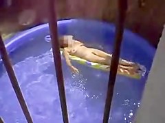 MILF nue dans la piscine