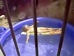 MILF nue dans la piscine