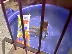 MILF nue dans la piscine