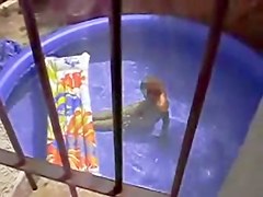 MILF nue dans la piscine