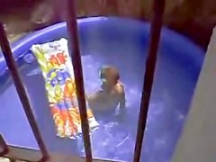 MILF nue dans la piscine