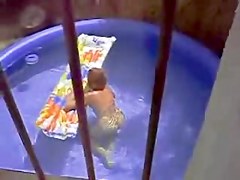 MILF nue dans la piscine