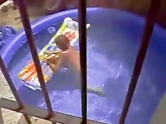 MILF nue dans la piscine