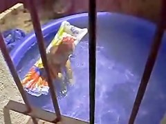 MILF nue dans la piscine