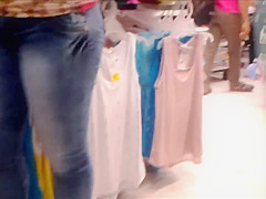 Madura nalgona en jeans ajustados