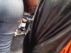 Madura nalgona en jeans ajustados