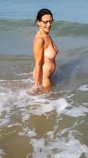 Noemie at the beach  Noemie a la plage