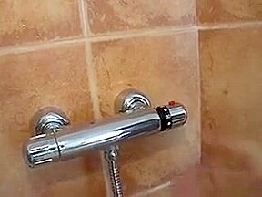Pepe pervers baise dans la douche une aux seins enormes