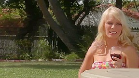 Petite blonde Elaina Raye has sex outside