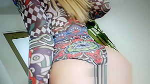 Pouring oil all over her curvy body makes this hot blonde super horned up