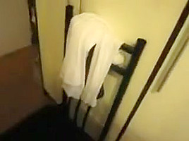 Sa maitresse le rejoint dans la chambre pour le branler