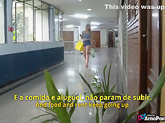 Senhora Suzi Paying Aluguel