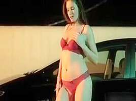 Sexy Brunette Babe Gets Horny Showing