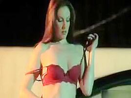 Sexy Brunette Babe Gets Horny Showing