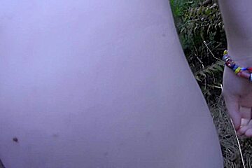 Sexy amateur girlfriend losing off jeans for outdoor fuck