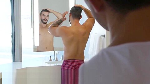 ShowerBait Shower Sex With Muscle Hunk Guys
