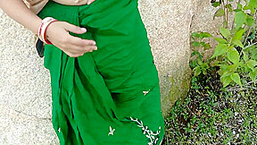 Sonali Randi Ne Khet Me Public Ke Beech Choot Me Fingering Kiya