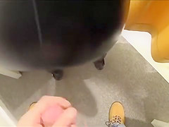 Sperme sur Step son cul dans un magasin