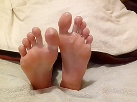 Spreading thick cum between my toes - cum on feet