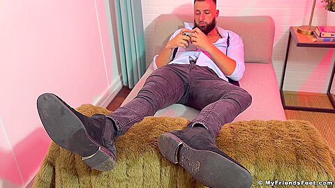 Spy On: Maui's Socks & Feet - Maui