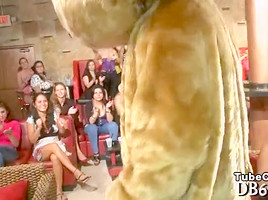 Sucking strippers shafts for cumshot