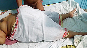 Tamil Hot Aunty Bina Blauj So Rahi Hai Padosi Ladka Aaya Aur Chudai Uske - Desi