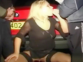 The woman amatuer blowjob the man in parking car