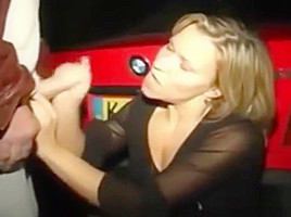 The woman amatuer blowjob the man in parking car