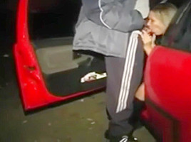 The woman amatuer blowjob the man in parking car