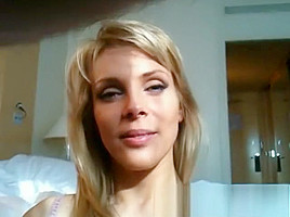 This webcam blonde has an awesome butt