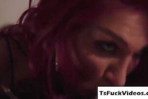 Tranny Jessy Dubaiy Trade Passionate Kisses And Oral Fa
