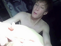 Un giovane e bello     si gusta un bel uccello 