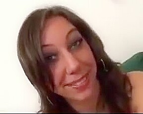 Une putain sur un site web baise gangbang