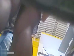 Upskirt a cale&ntilde_a buena