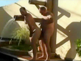 Ursao e maduro fodendo na piscina
