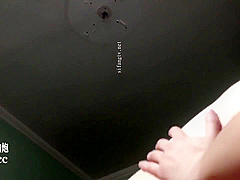 一对一裸聊 喷水 包射aiyp cc 与美女王璐璐 啪，啪，啪的视频流出 T到他情到深处时对着镜头摆起了pose
