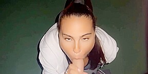 beurette pulpeuse suce et baise en pleine rue