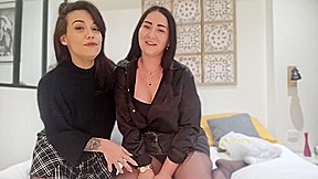 elle améne sa copine sucer un inconnu dans la rue