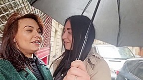 elle améne sa copine sucer un inconnu dans la rue