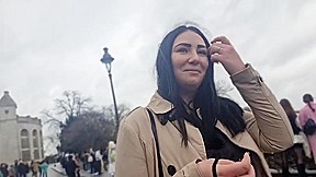 elle améne sa copine sucer un inconnu dans la rue