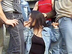 gangbang en collants noirs déchirés et en plein air
