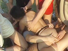 gangbang en collants noirs déchirés et en plein air
